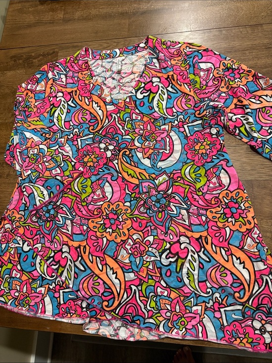 Lulu-B Tops - Lulu b v neck top. Large. Bright colors. Faux wrap 3/4 sleeves
